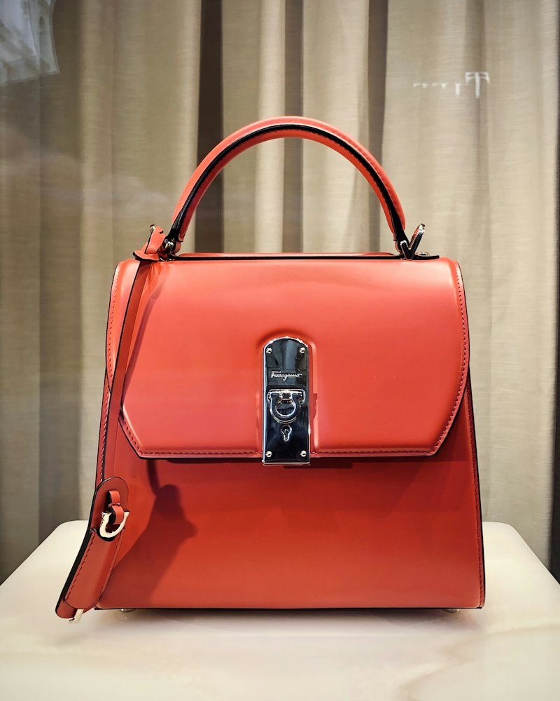 Sac à main en cuir rouge